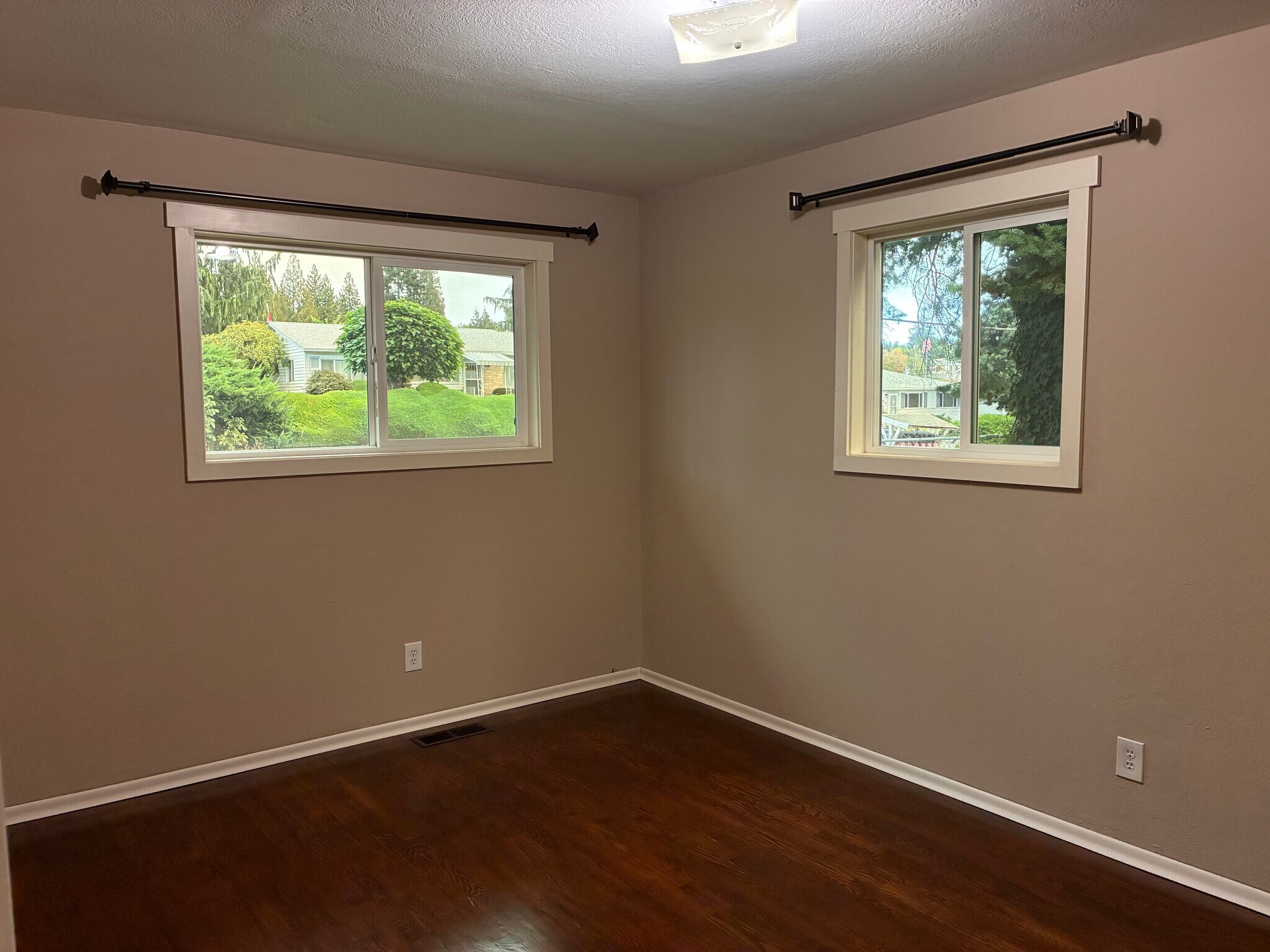 Master bedroom - 484 N Kentucky Ave