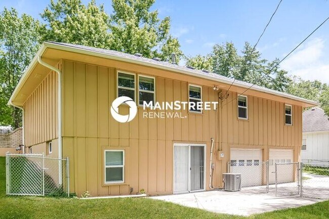 Building Photo - 3 Bedroom Pet-Friendly Home in BLUE SPRINGS, MO with Main Street Renewal