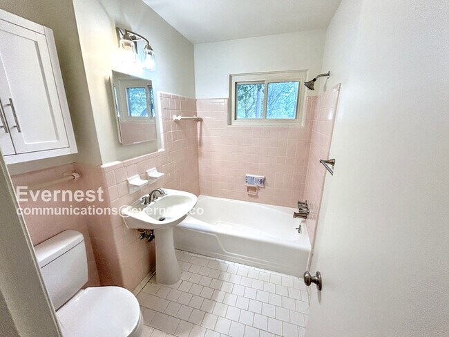 Building Photo - 545 Edgecrest Cir