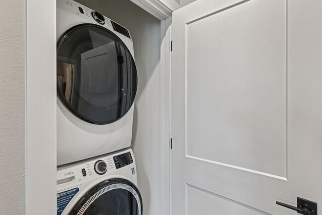 Building Photo - 4616 Colosseum Wy