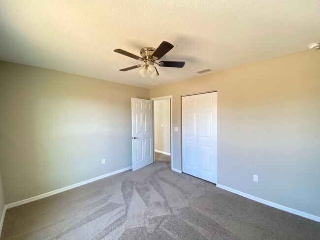 Building Photo - Desirable SW Ocala Neighborhood 3/2/2 *WON'T LAST*