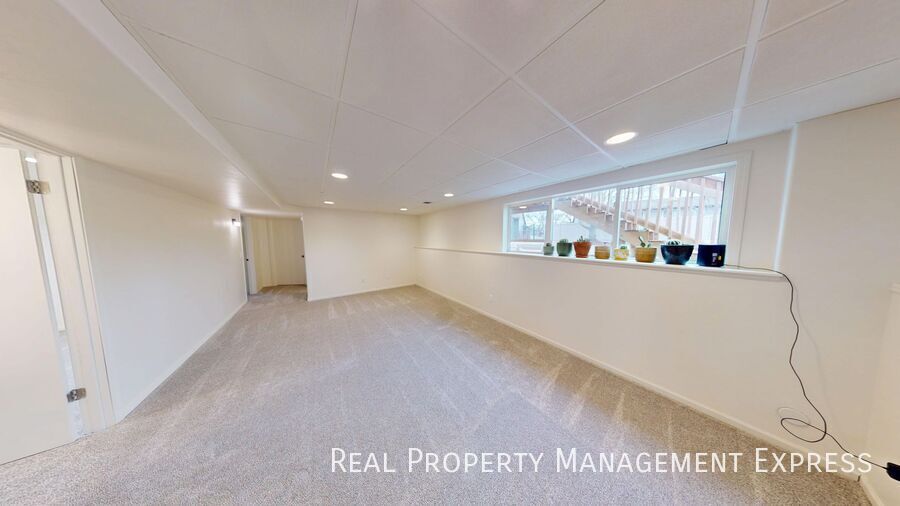 Building Photo - Stunning 4-Bedroom 2-Bathroom Home with Fully Fenced Yard