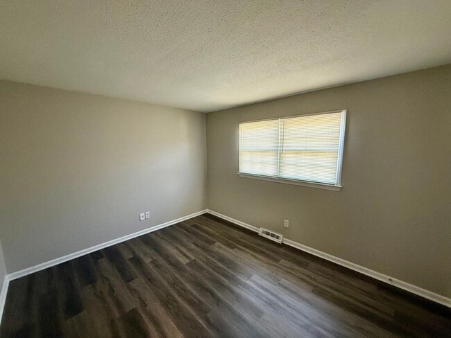 Building Photo - Two bedroom, 1.5 bath in Graham--McAden Place