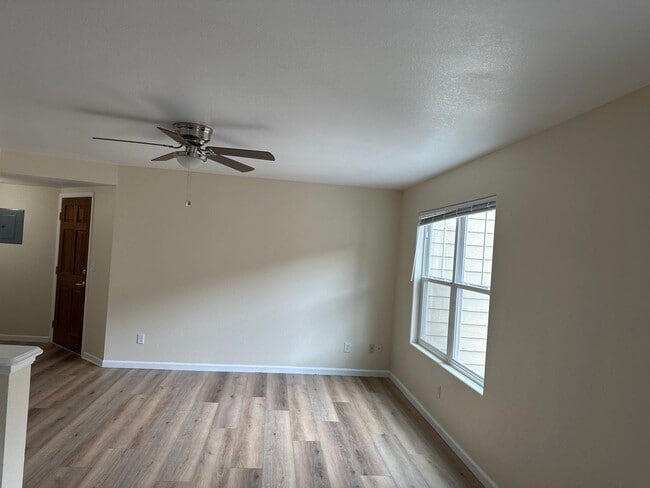 Building Photo - 2 Bedroom Condo in West Glenwood