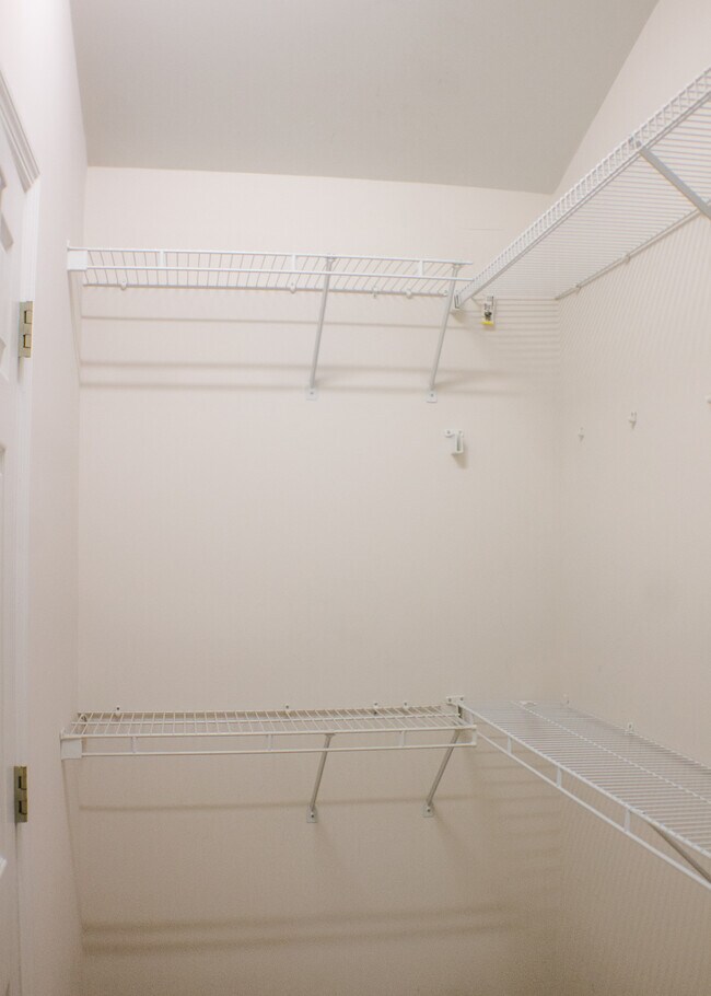Building Photo - 140 Grove Ln S