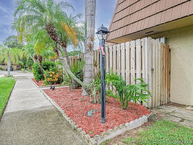 Building Photo - 1166 6th Ave