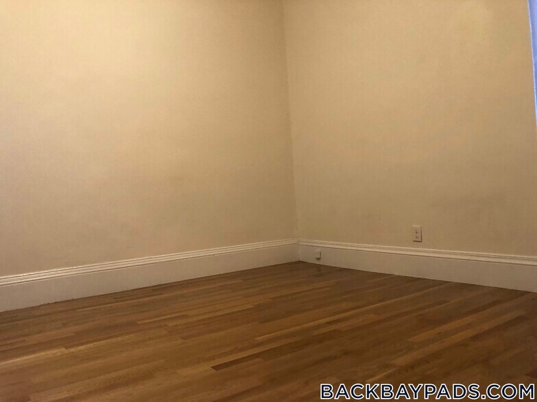 Building Photo - 504 Beacon St