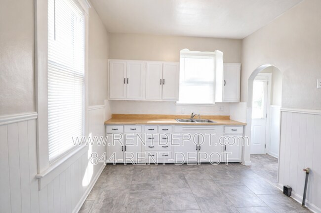 Building Photo - 1500 S Morton Ave