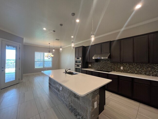 Building Photo - 4815 Viewcrest Rd