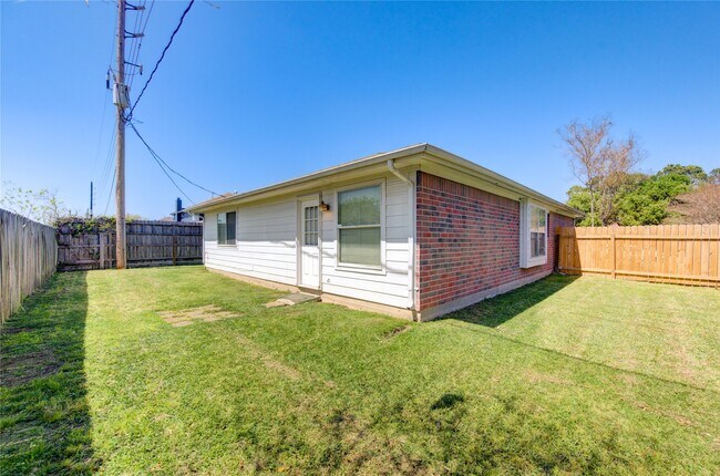 Building Photo - 5349 Pinewood Terrace