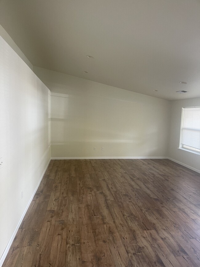 Building Photo - 113 Little Butte Dr