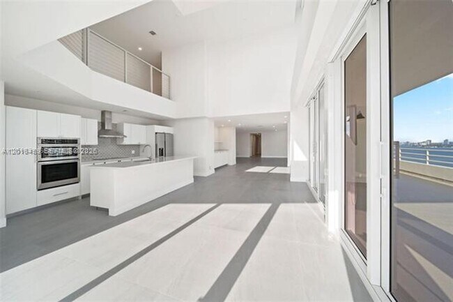 Building Photo - 555 NE 34th St