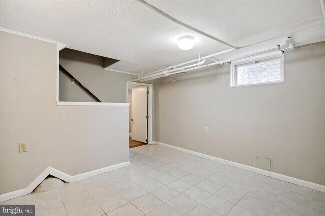 Building Photo - 619 S Garfield St