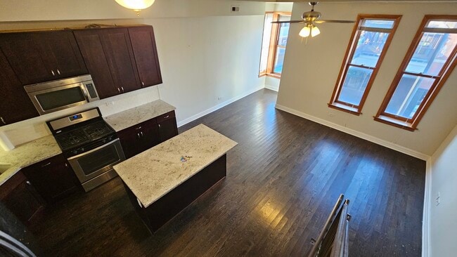 Building Photo - 939 W Armitage Ave