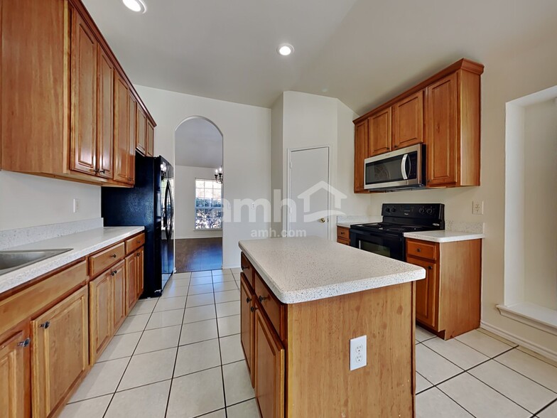 Building Photo - 8601 Lariat Cir