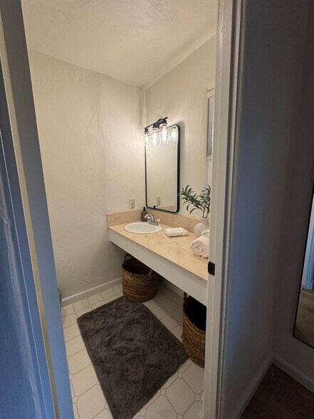 Building Photo - 10 Country Club Way