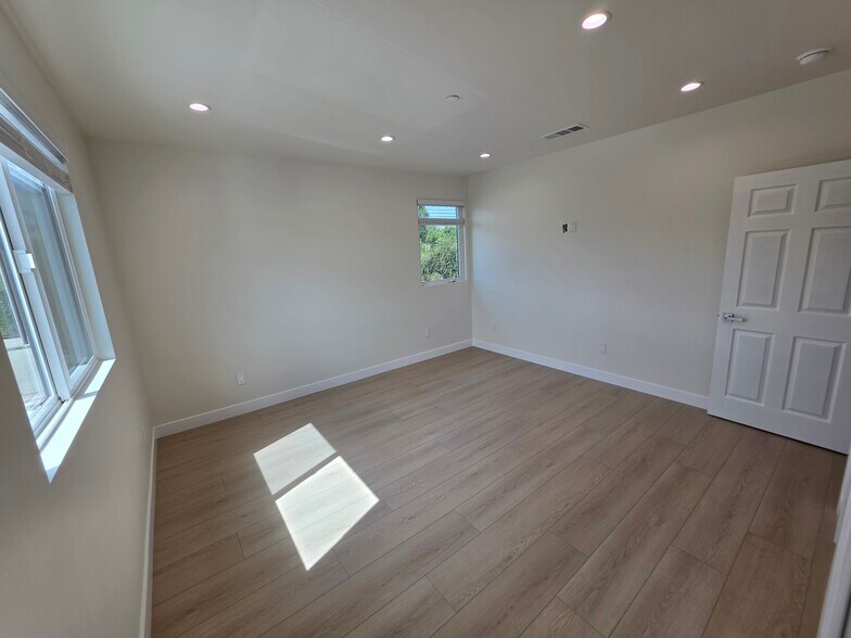 Building Photo - 15533 Tupper St