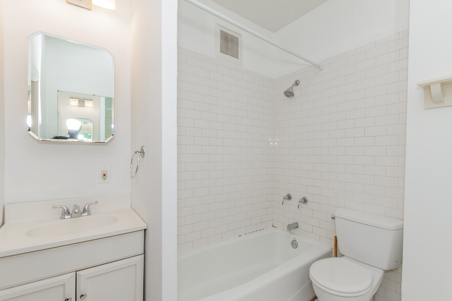 Bathroom - 1365 N Leavitt St