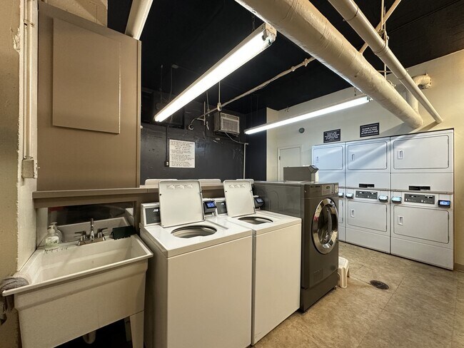 Building Photo - 450 W Wellington Ave