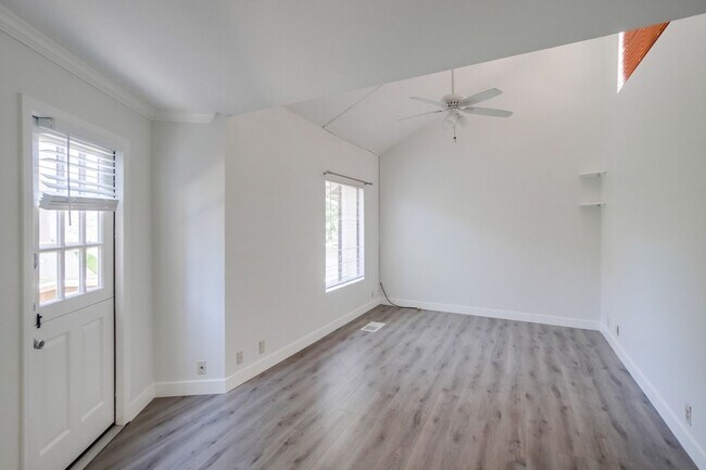 Building Photo - Spacious La Jolla Townhome in Desirable Wo...