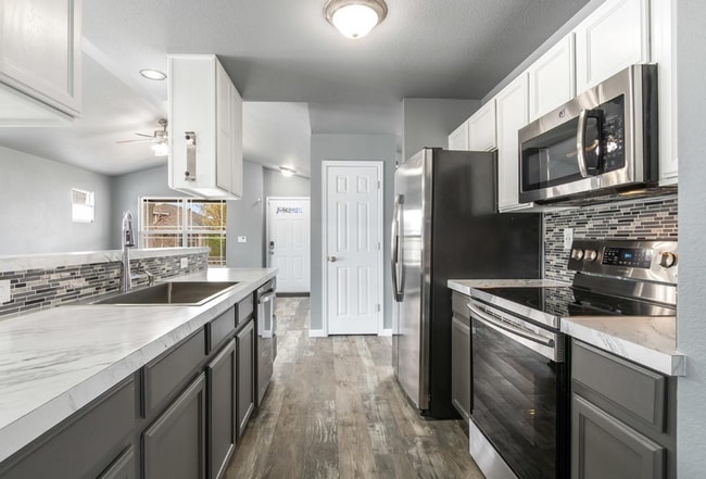 Building Photo - *FIRST MONTHS RENT FREE* 3 BED, 2 BATH MOD...