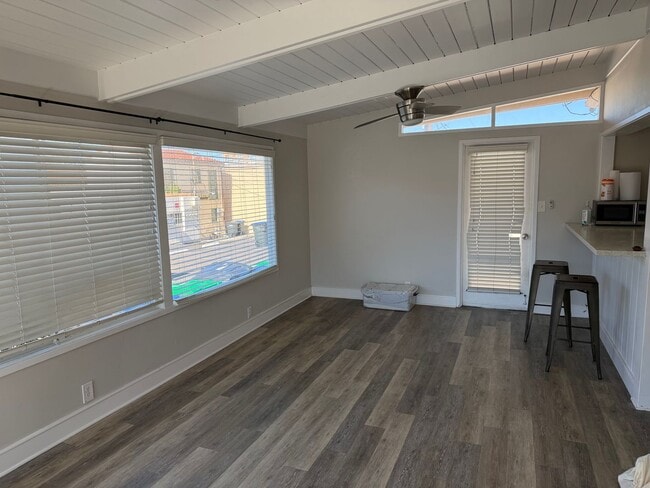 Building Photo - Fantastic updated studio with ocean views from patios