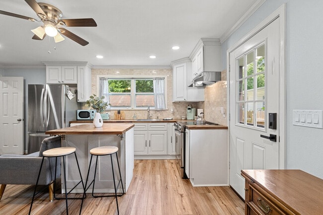 Building Photo - 2 Mead Dr