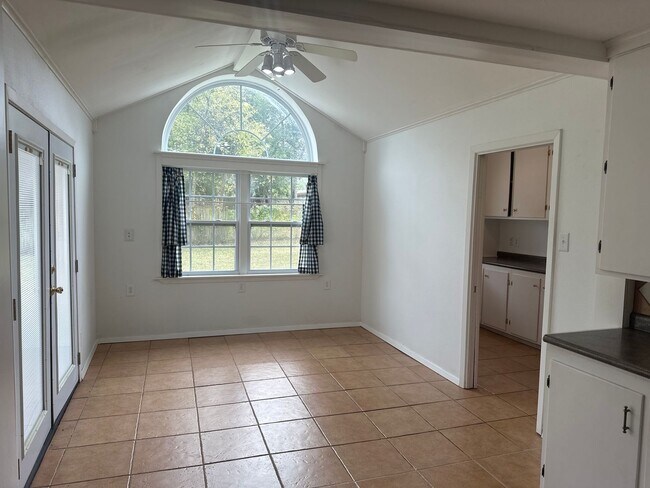 Building Photo - 2213 Suanne Dr