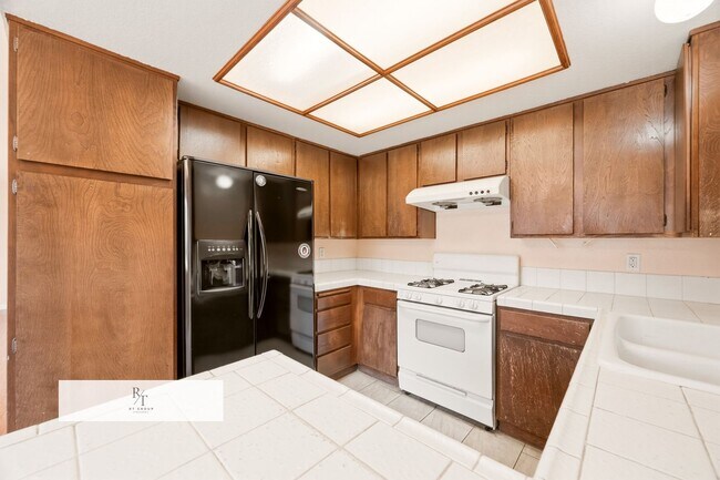 Building Photo - 5934 1/2 Alessandro Ave