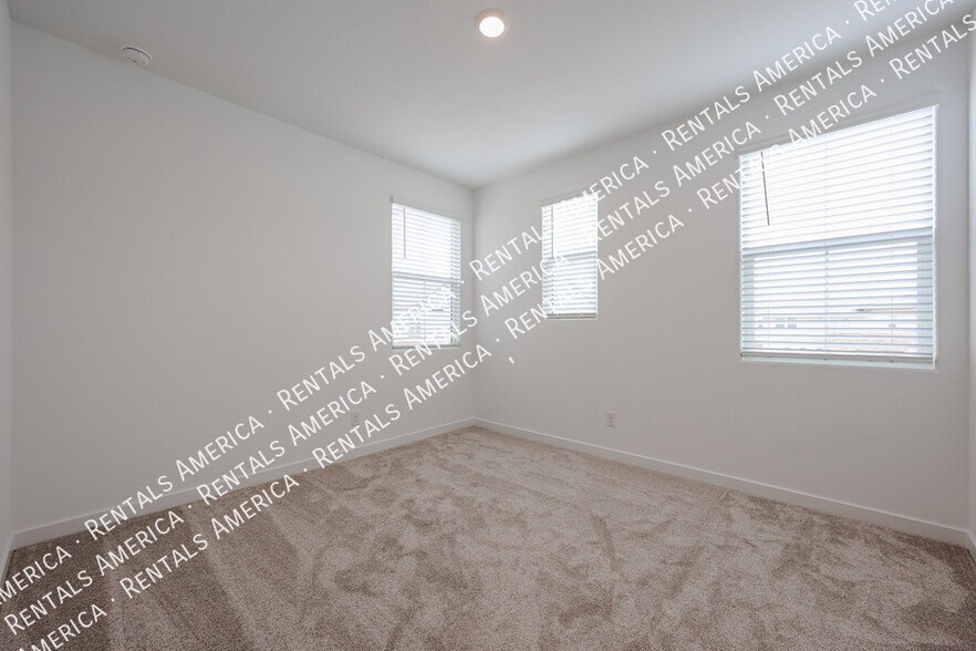 Building Photo - 10151 E Ulysses Ave