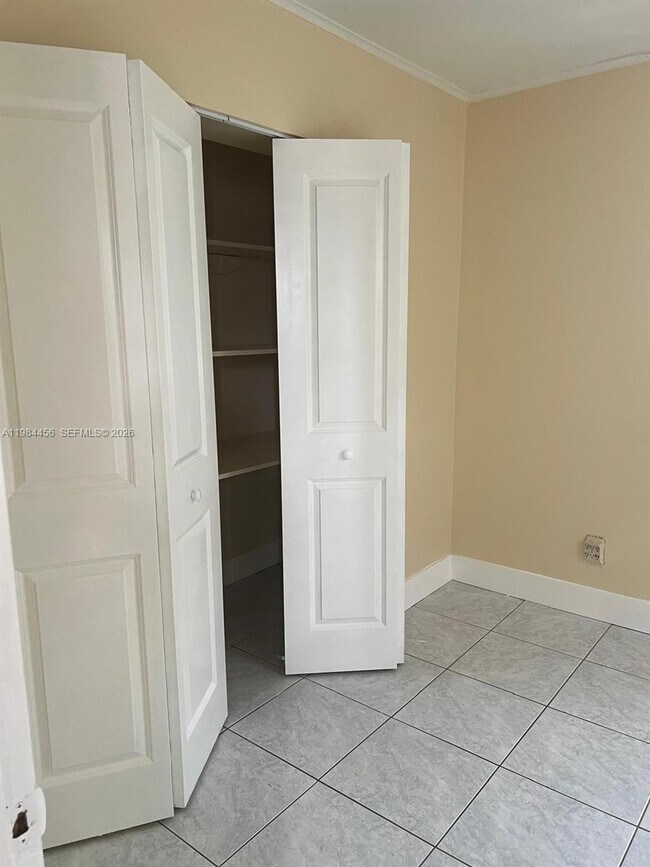 Building Photo - 1020 W 2nd St