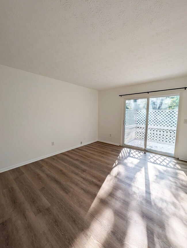 Building Photo - 6349 Dummerston Ct