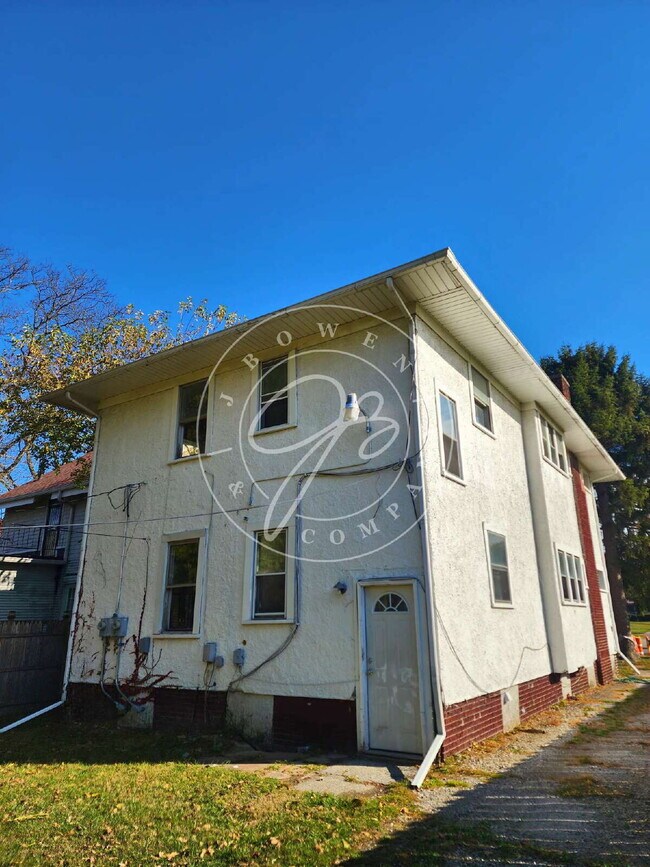 Building Photo - 1200 Sq foot lower duplex! Tons of space a...