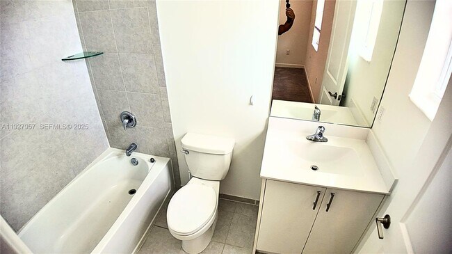 Building Photo - 1668 SE 26th Ter