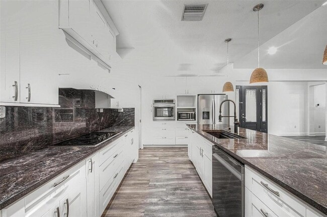 Building Photo - 606 Royal Crest Dr