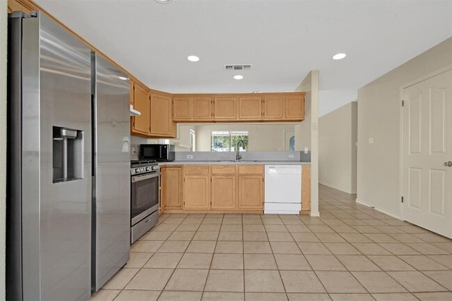 Building Photo - 2016 Castle Gate Cir