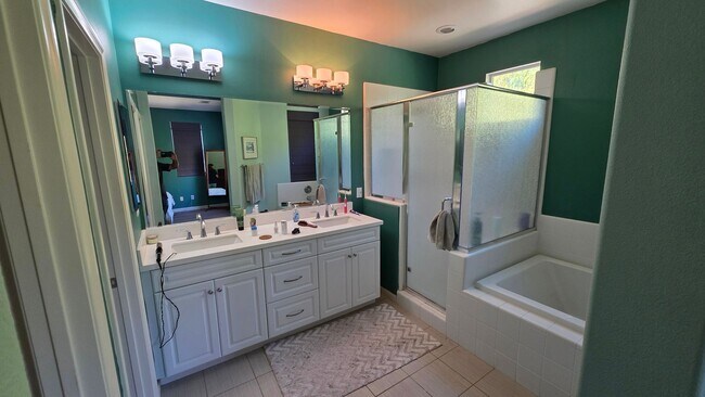 Building Photo - GORGEOUS TOWNHOME IN THE HEART OF SOUTH TEMECULA!