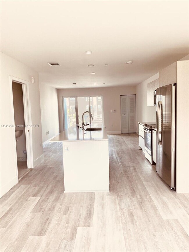 Building Photo - 2561 NE 193rd St