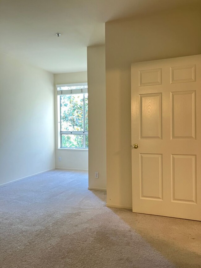 Building Photo - Updated 2 Bedroom, 2 Bath Condo in Gated C...