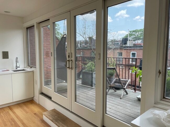 Building Photo - 33 Lawrence St