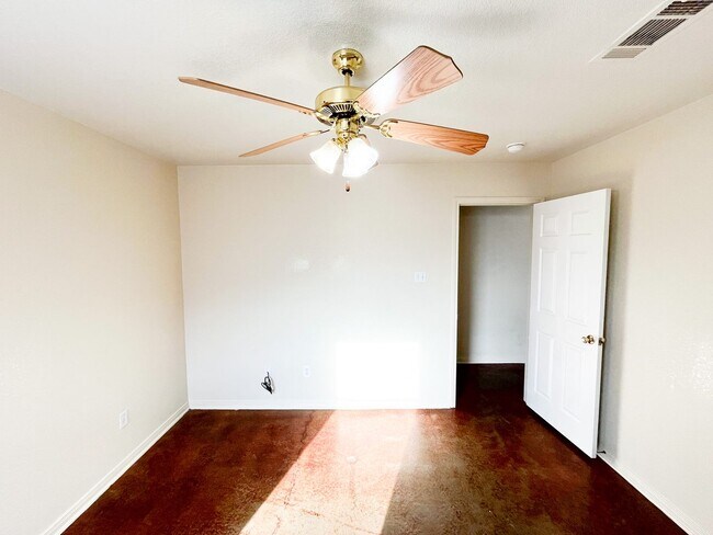 Building Photo - 1913 Charleston Ct