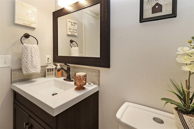 Building Photo - 18423 Swan Lake Dr