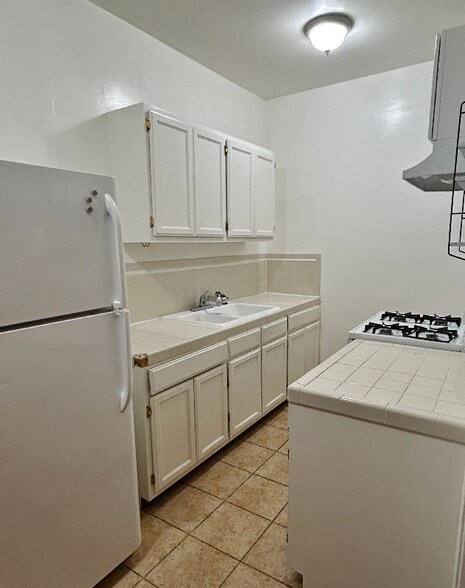 Building Photo - 2025 Cheremoya Ave