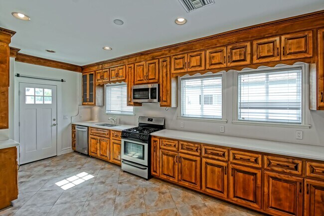 Building Photo - 15624 Sombra Ave