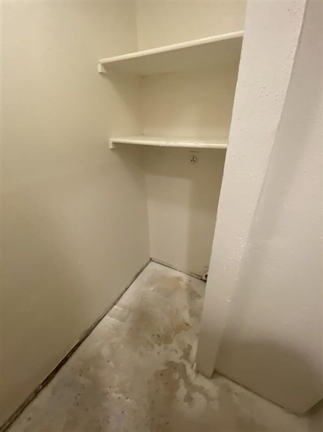 Building Photo - Cute 3/2 duplex with a garage