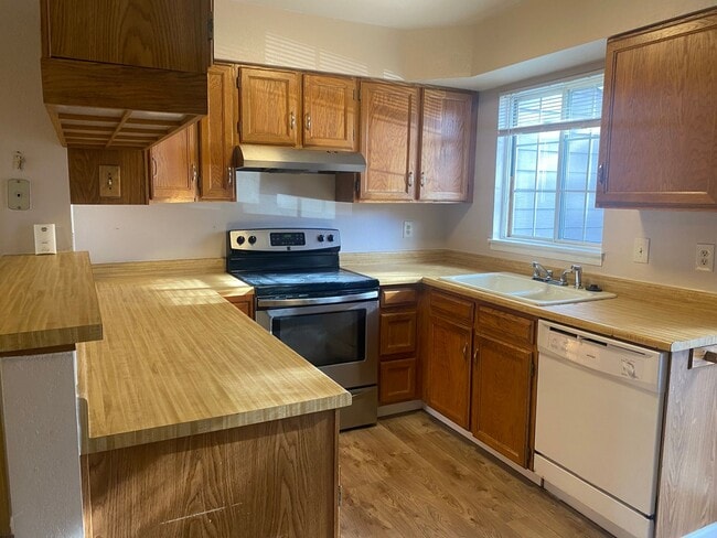 Building Photo - Charming 2 Bed/1.5 Townhome in Fabulous Lafayette Location!