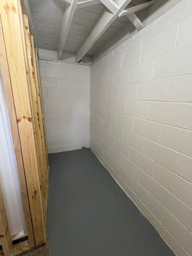 Building Photo - Charming 4-Bedroom Home in the Heart of Windsor Heights!