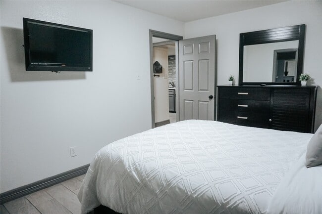Building Photo - 2155 Twinbrooke Dr