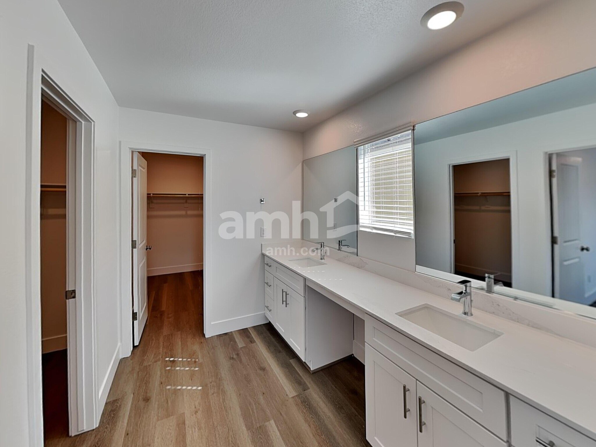 Building Photo - 5863 Vaes Dothrak St