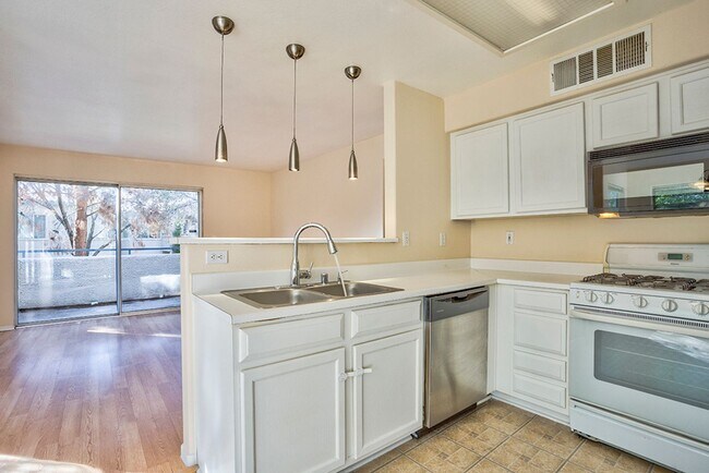 Building Photo - 2 Bed, 2 Bath Beautiful condo available now!